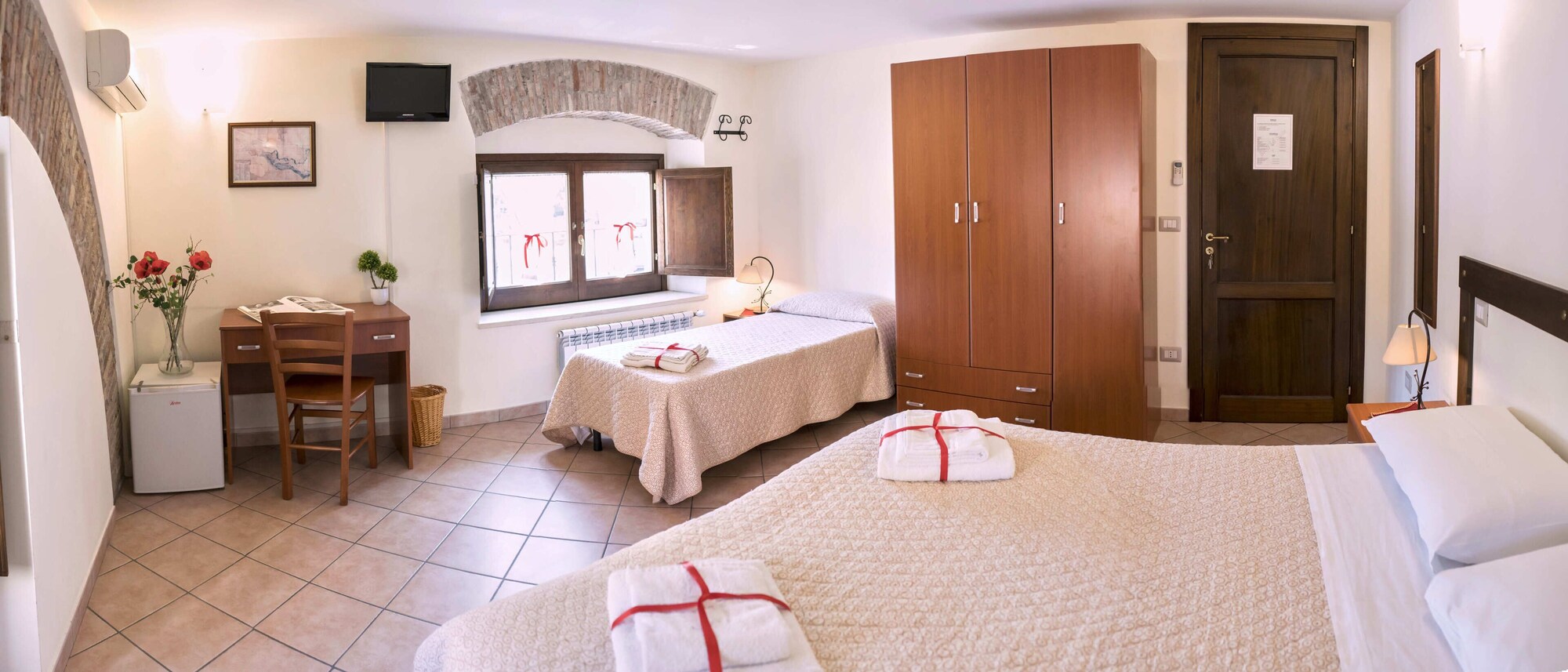 Room, Queen Bed, Piazza View