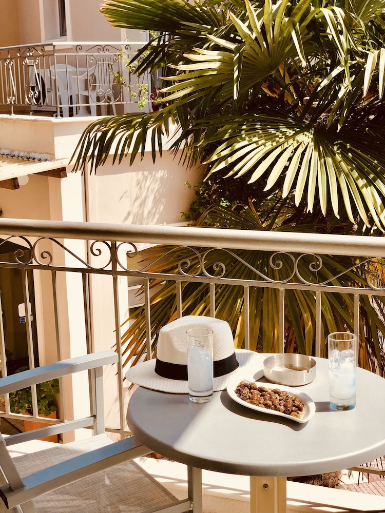 G. George Hotel 37/50