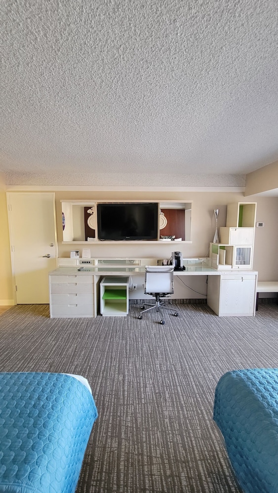 Atrium Hotel at Orange County Airport 26/61