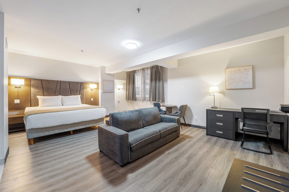 Efficiency, Suite, King Bed, Sofa, Accessible، Hotel Montreal Metropolitan, an Ascend Collection Hotel 2/3