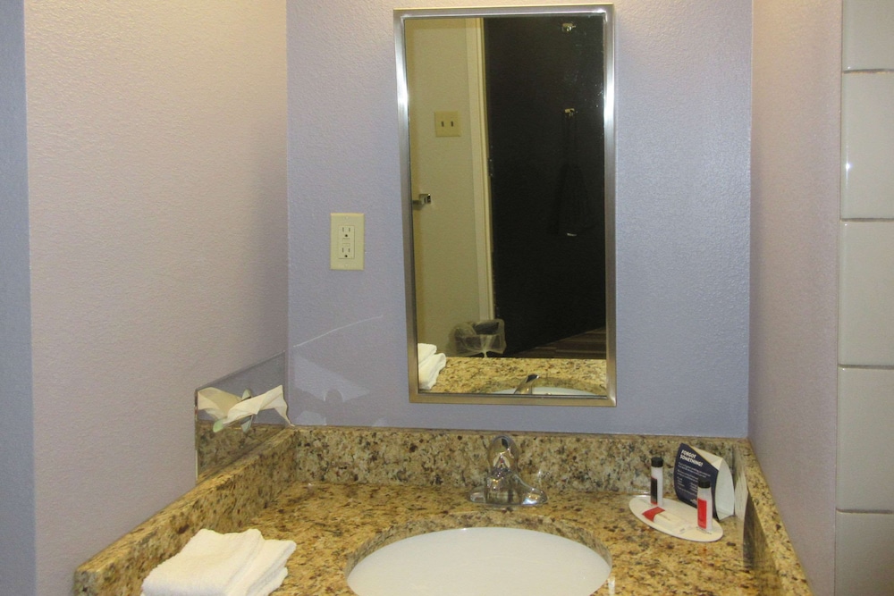 Quality Inn & Suites Caldwell I-77 25/28