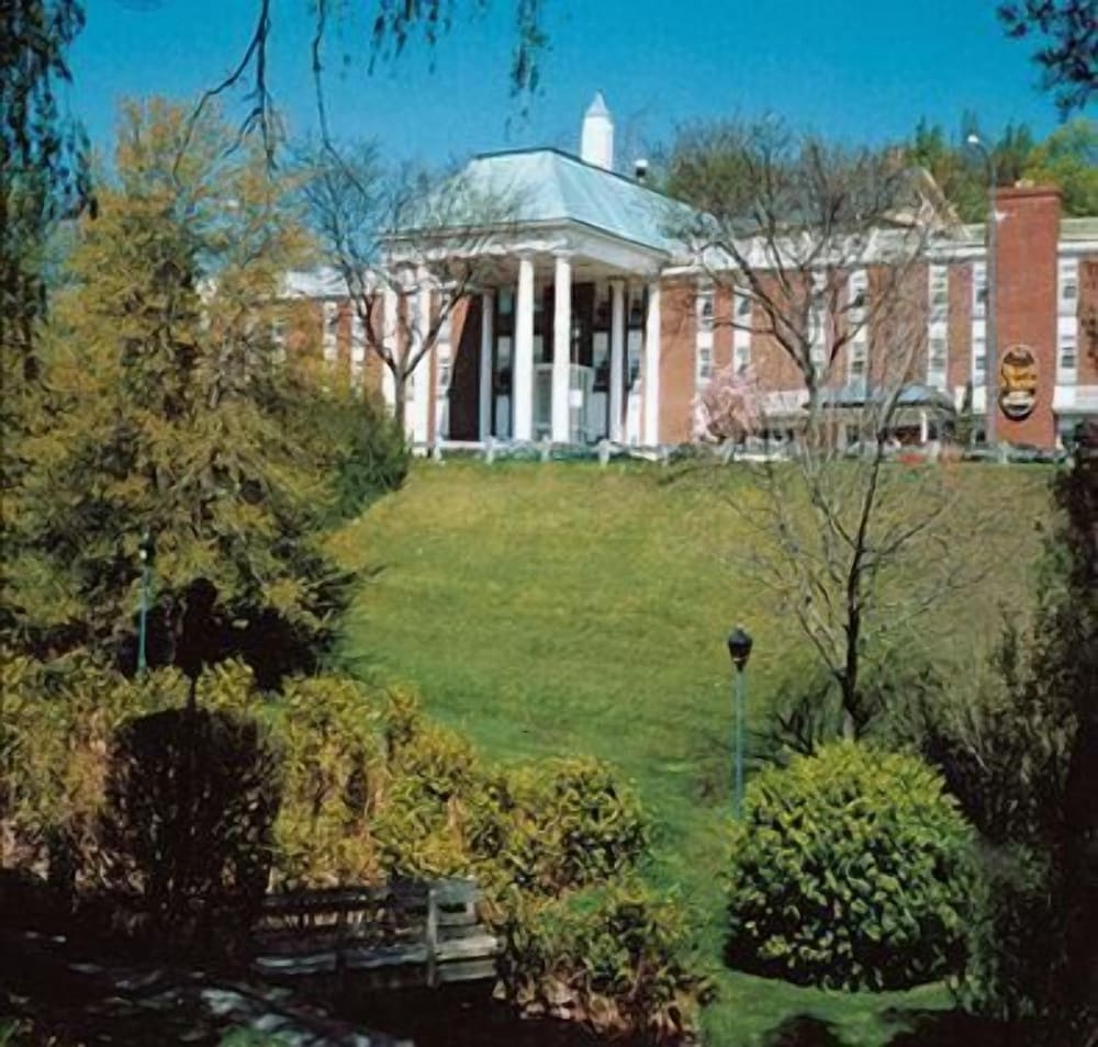 John Carver Inn & Spa 53/57