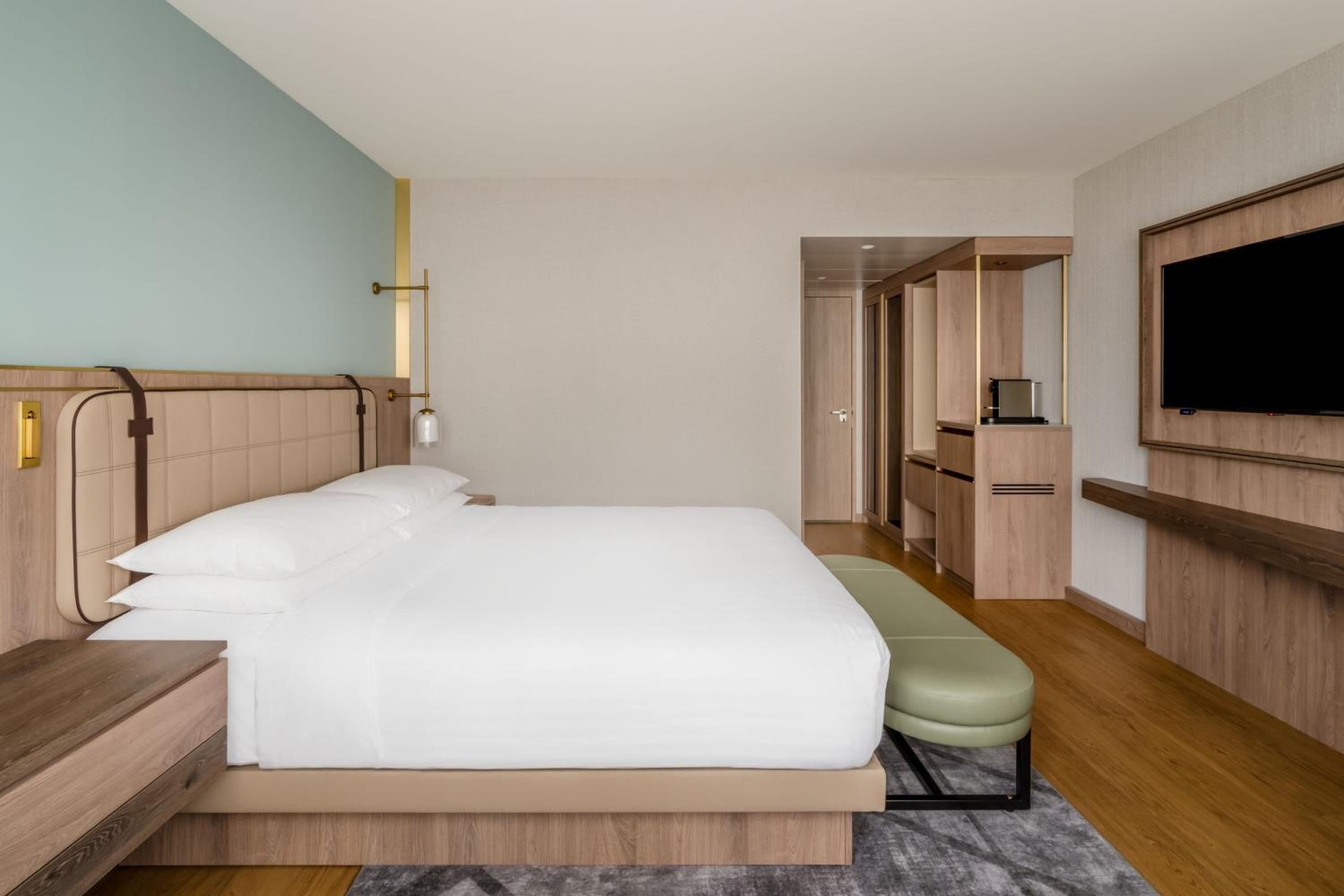 غرفة سوبيريور بسرير كينج في المبنى الرئيسي، Zurich Marriott Hotel 7/10