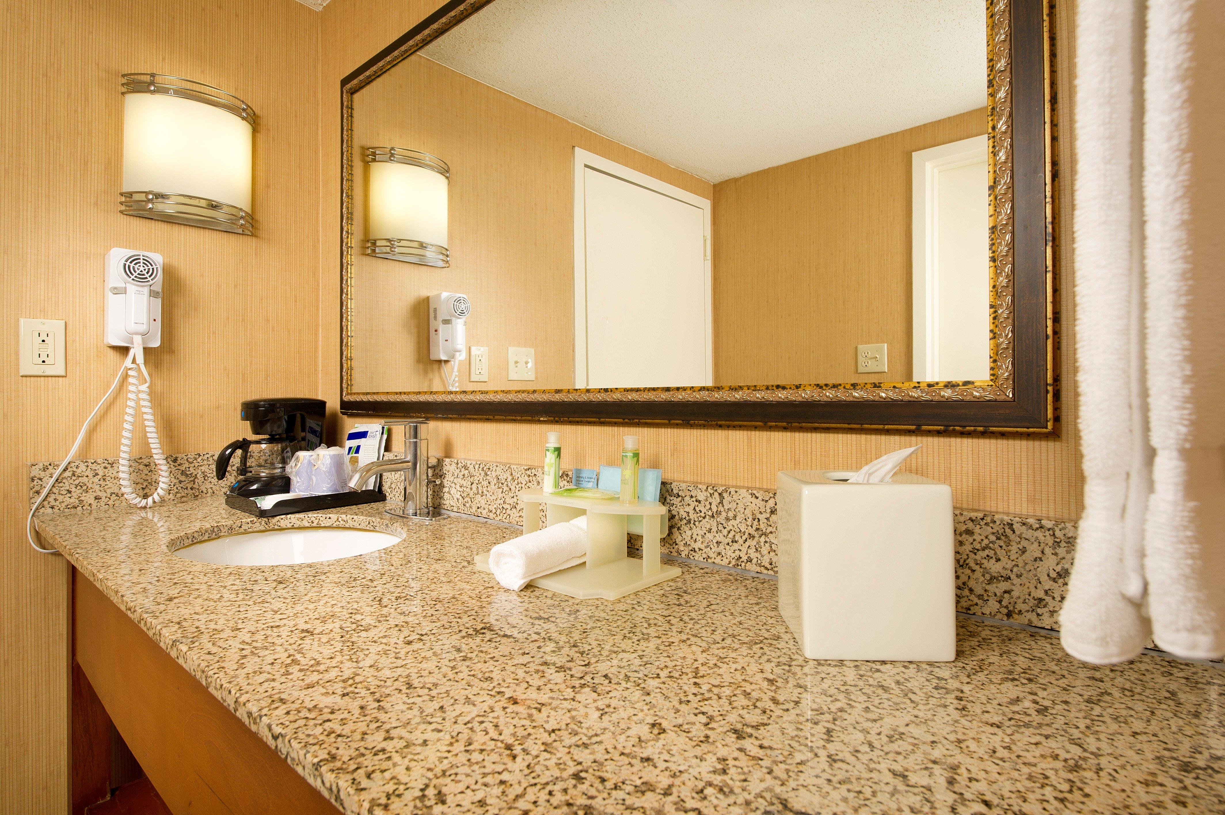 غرفة بسرير كينج، Holiday Inn Express Fairfax - Arlington Boulevard 7/7