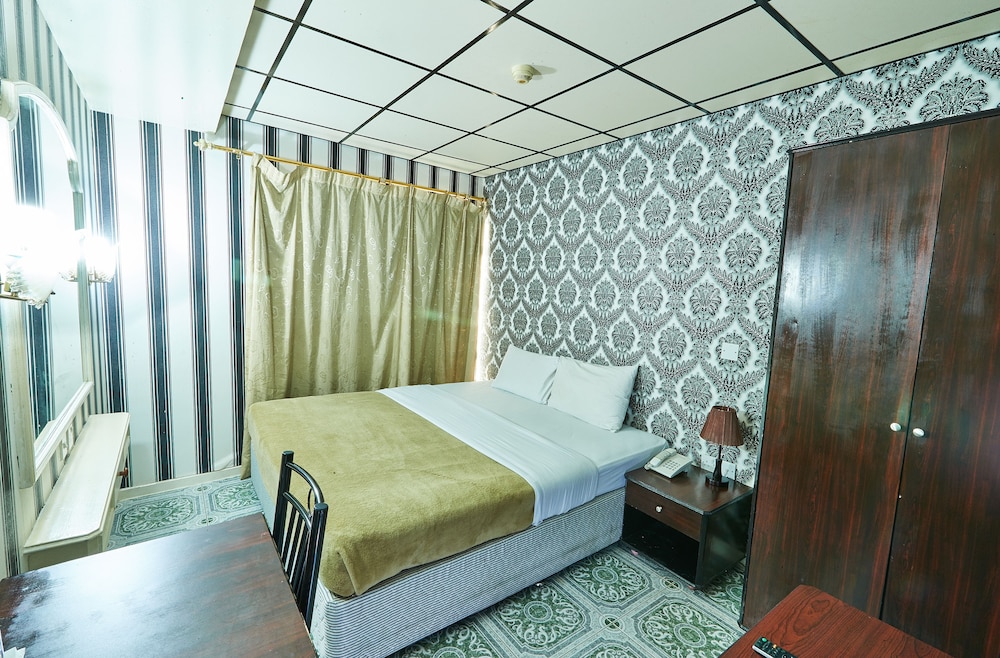 ROOM, DOUBLE BED