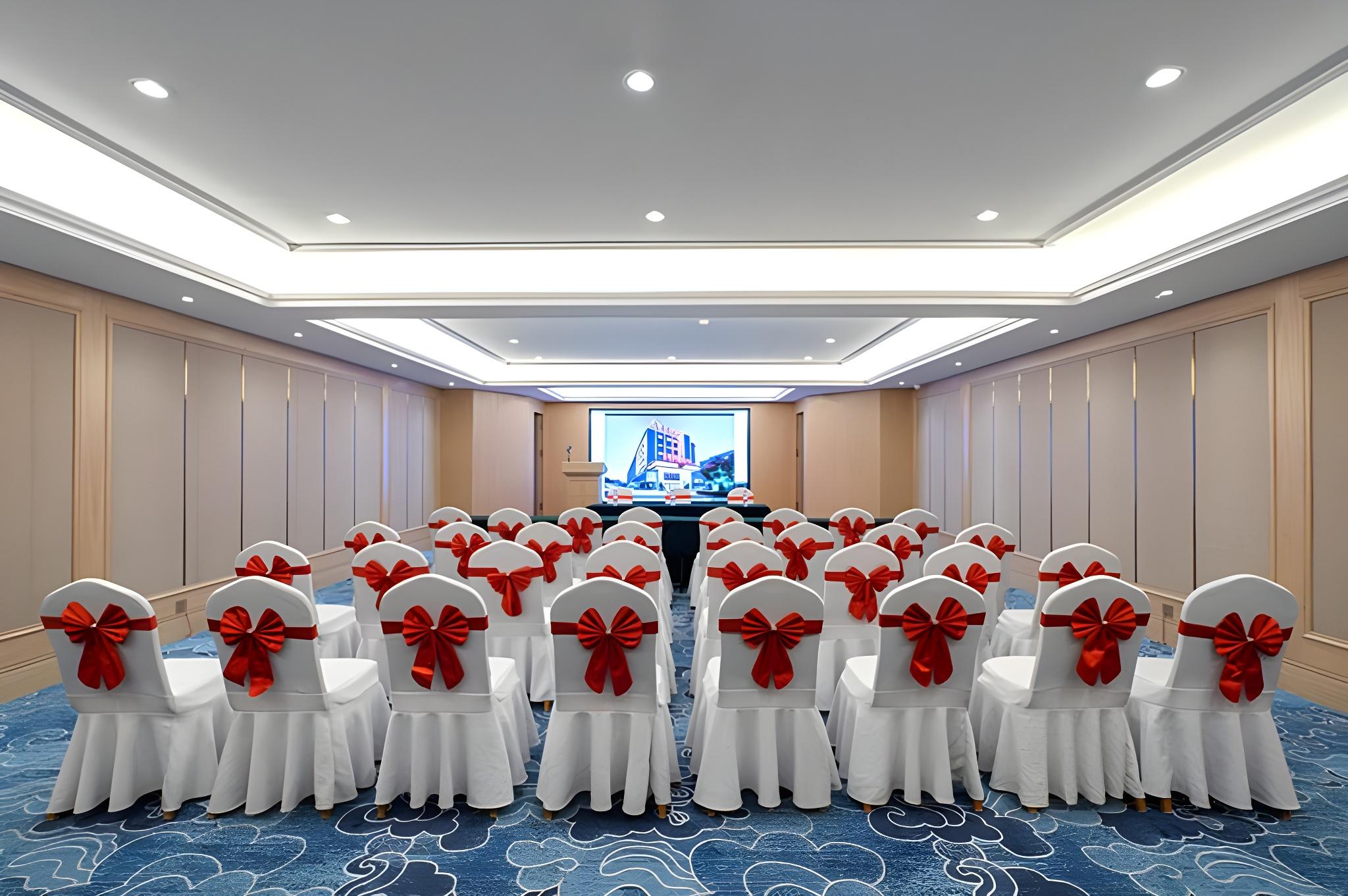 Vienna International Hotel (Urumqi International Airport) 21/27