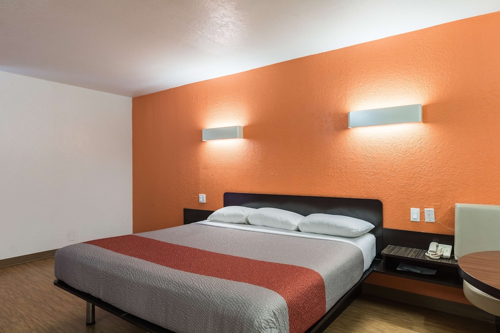 غرفة قياسية بسرير كينج، Motel6 Uvalde, TX 9/10