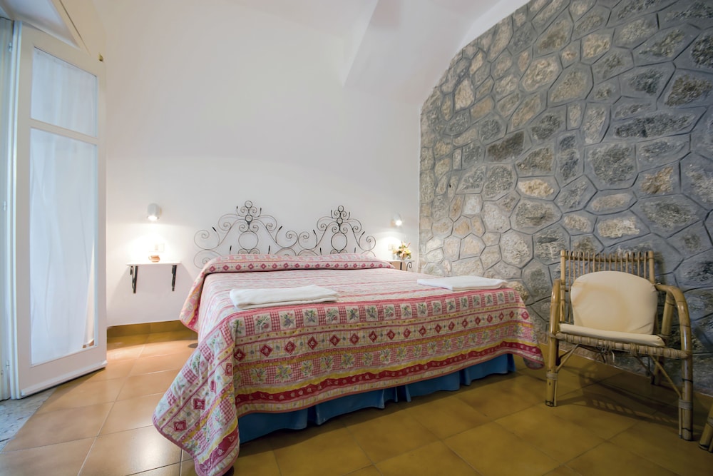 Le Roccette Mare Beach Hotel & Restaurant 10/35