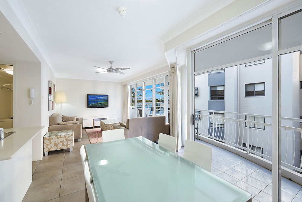 Atrium Resort 48/70