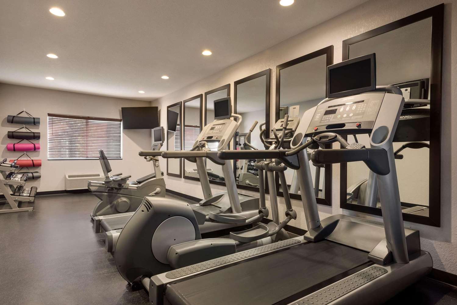 Country Inn & Suites by Radisson, Brookings, SD 18/39