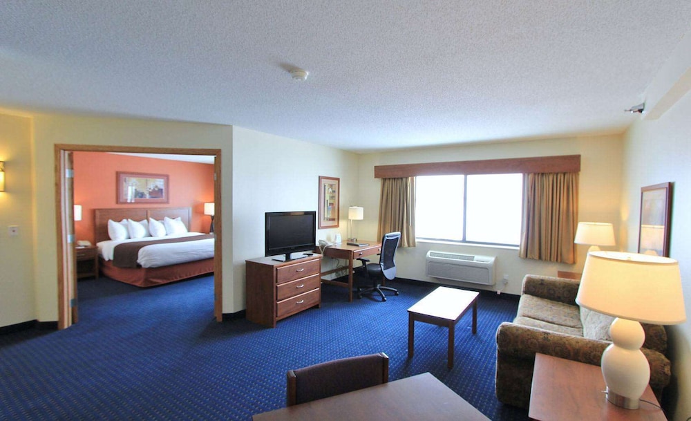 AmericInn by Wyndham Cedar Rapids/CID Airport 27/39