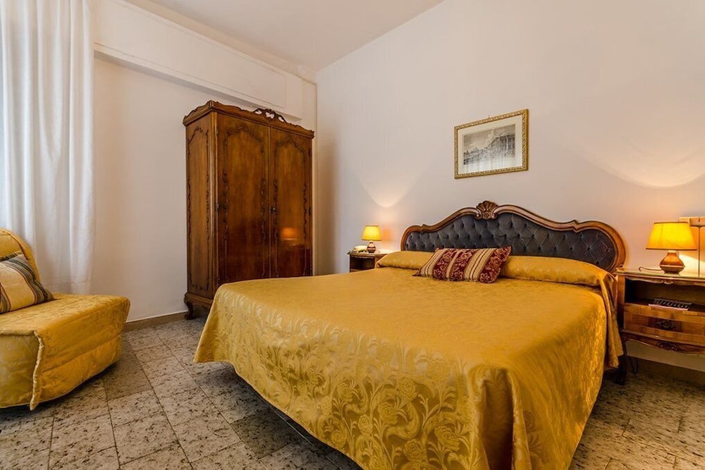 CLASSIC, DOUBLE BED, PRIVATE BATHROOM