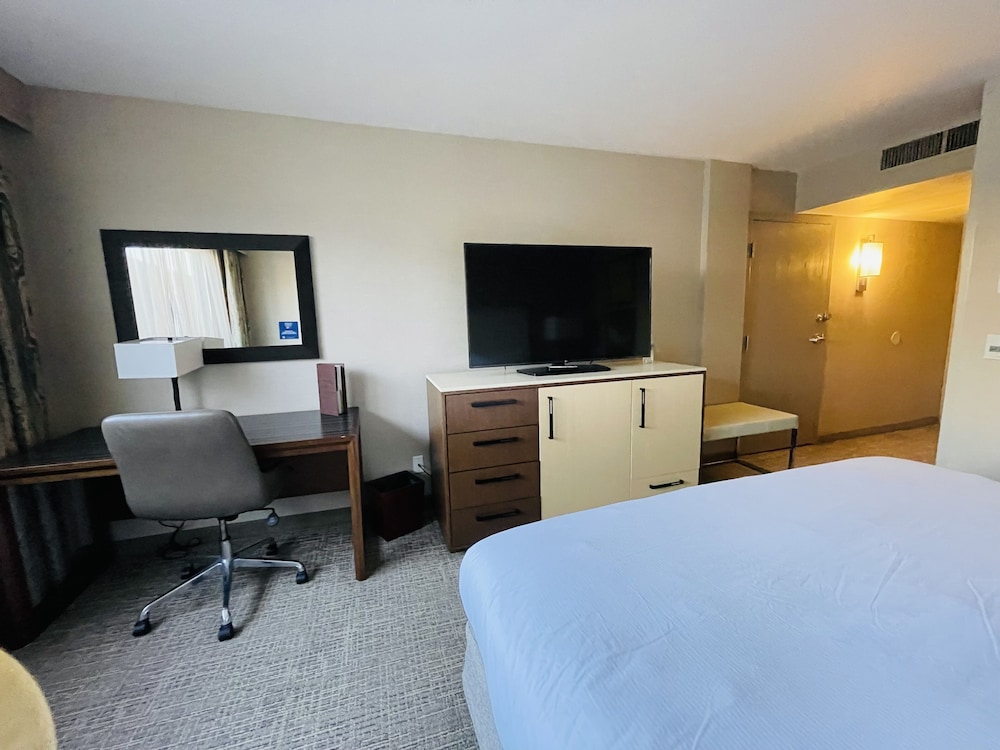 Doubletree By Hilton Fresno Convention Center 17/59