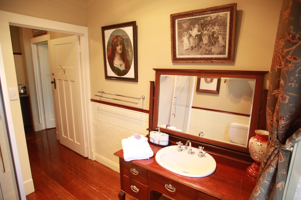 BLAKES MANOR DELORAINE 67/69