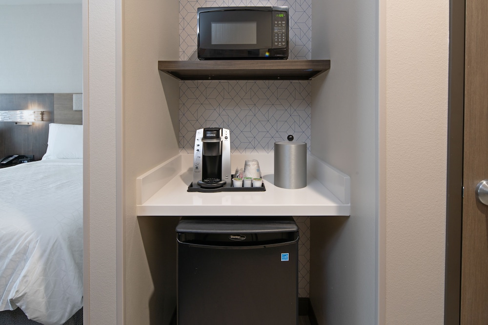 Holiday Inn Express Suites Valencia Santa Clarita 24/63