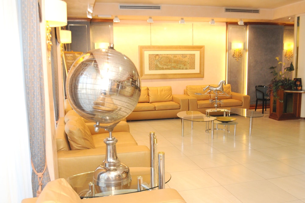 Hotel Mondial 11/28