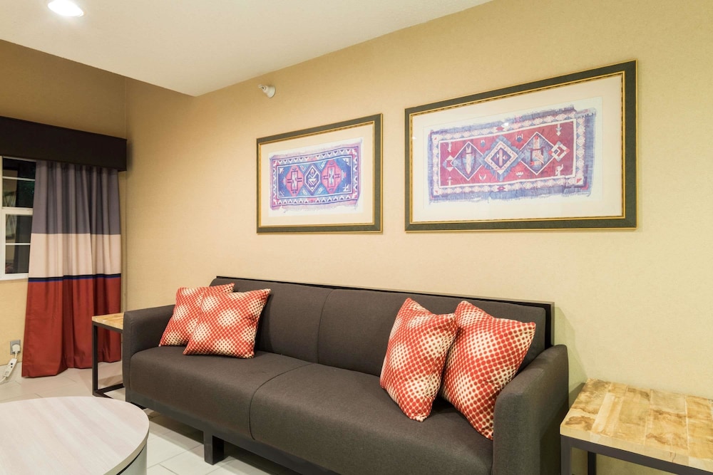Microtel Inn & Suites by Wyndham Pueblo 20/29