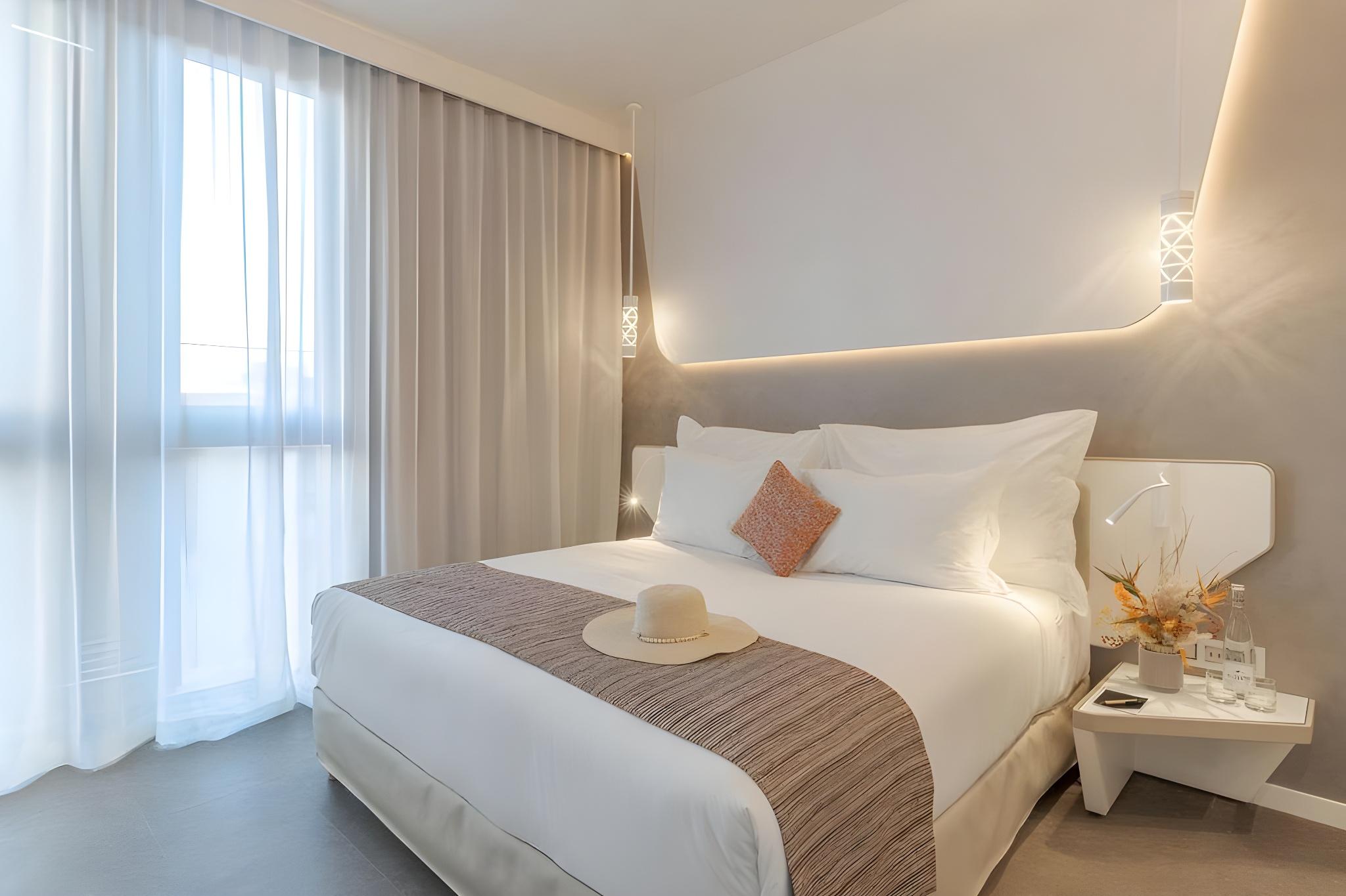 Cr7, Suite, Triple, King Bed, Sofa