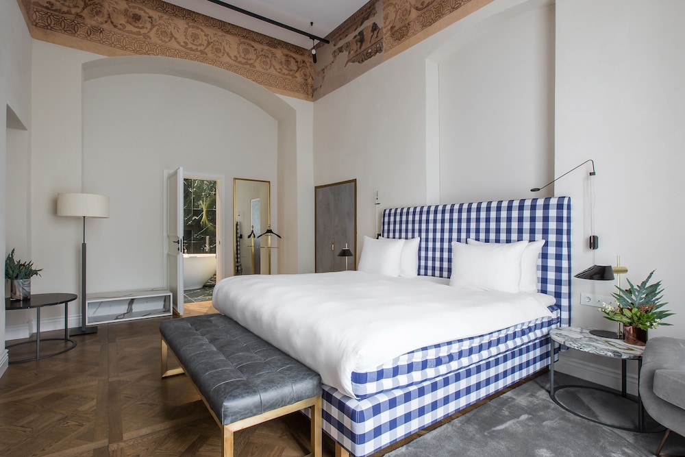 Suite, King Bed