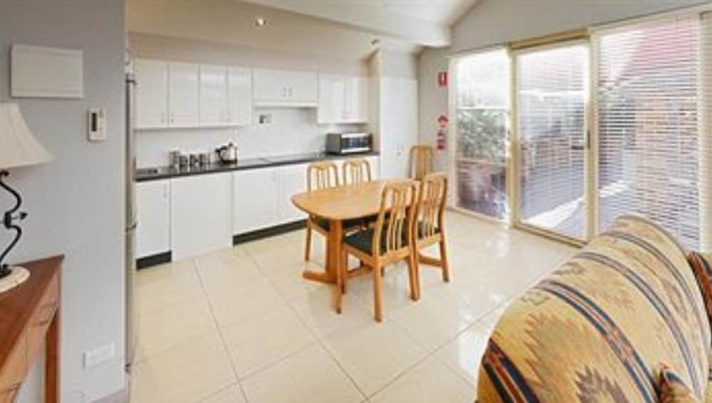 JESMOND EXECUTIVE VILLAS 64/79