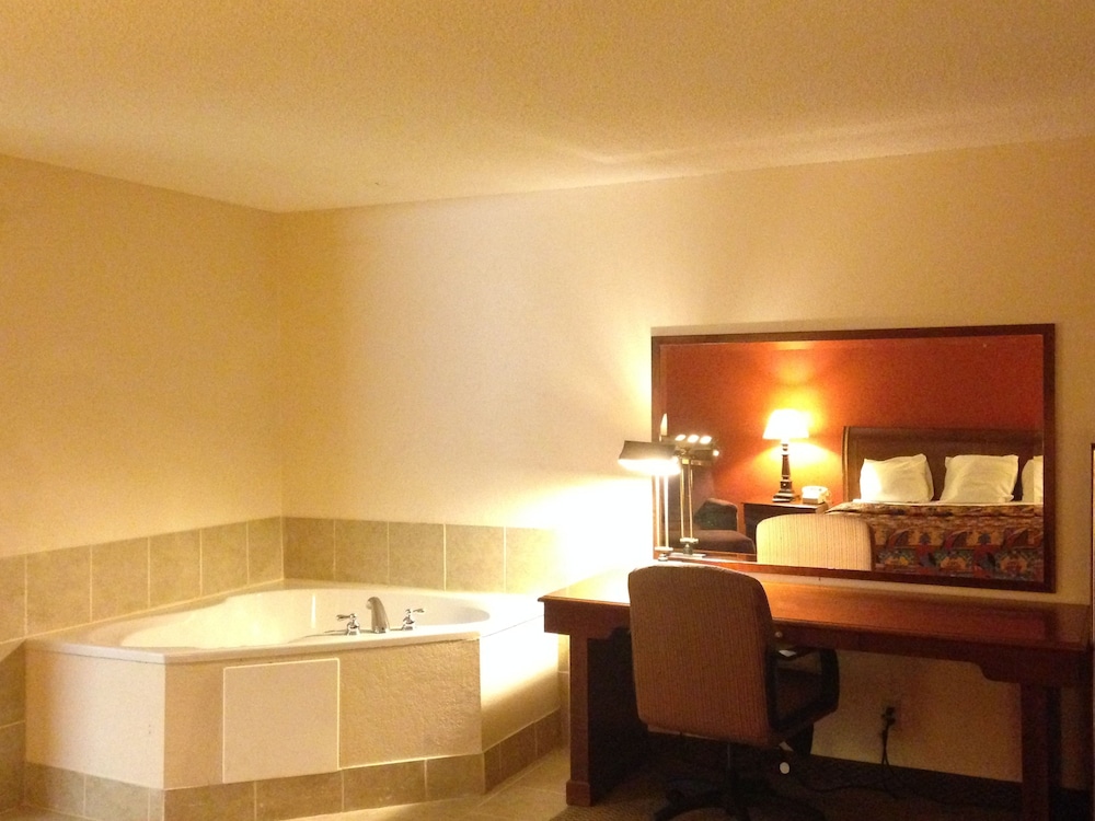 Travelodge by Wyndham Brooklyn Center 31/48