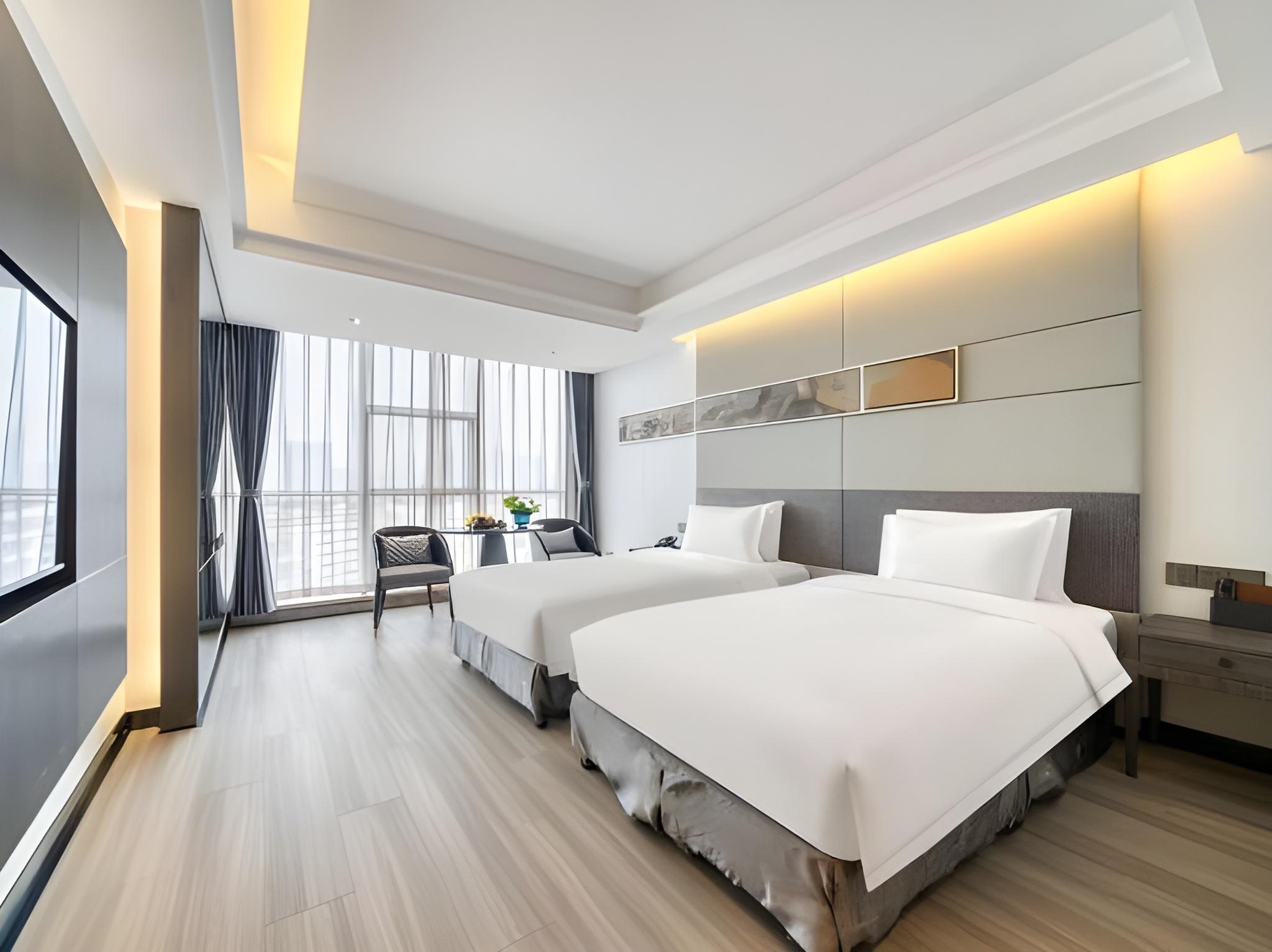 Deluxe, Twin Beds, Street View