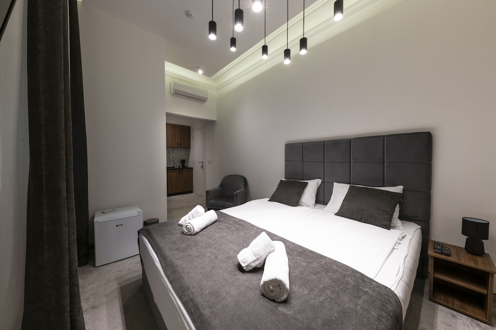 Kings Palace Suites 33/50
