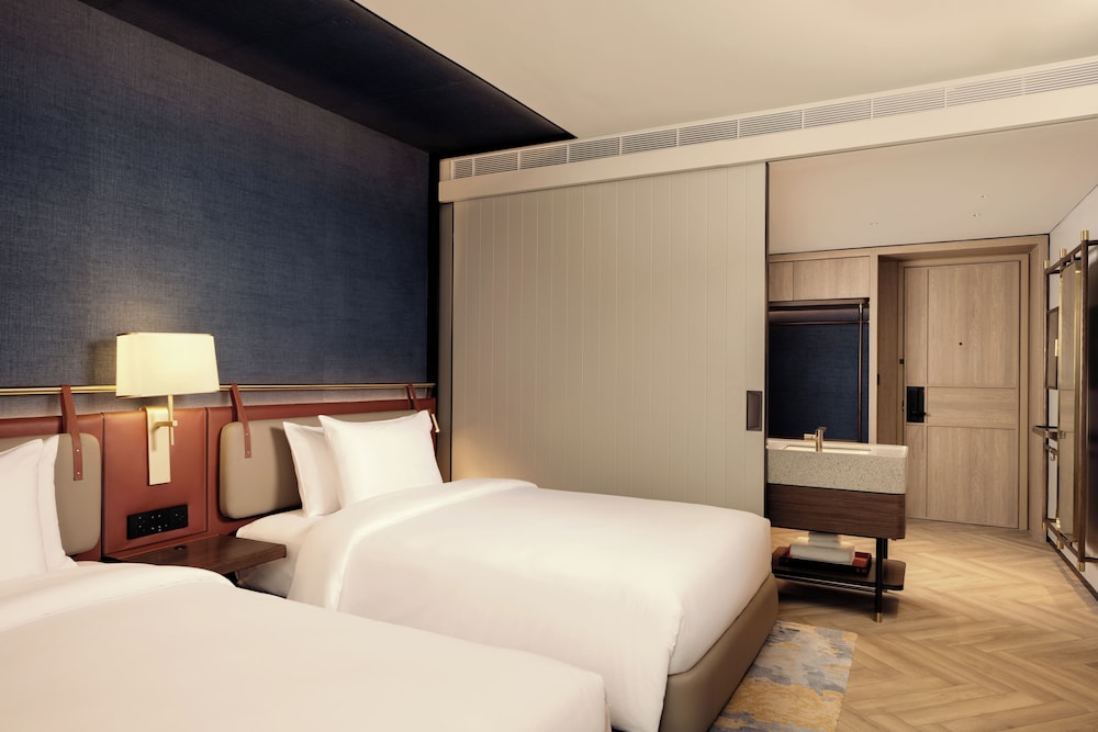 Canopy, Courtyard, Twin Beds