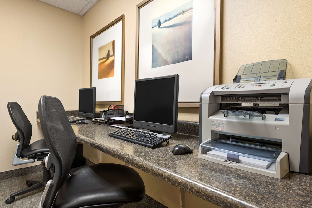 Country Inn & Suites By Radisson, Peoria North, IL 27/28