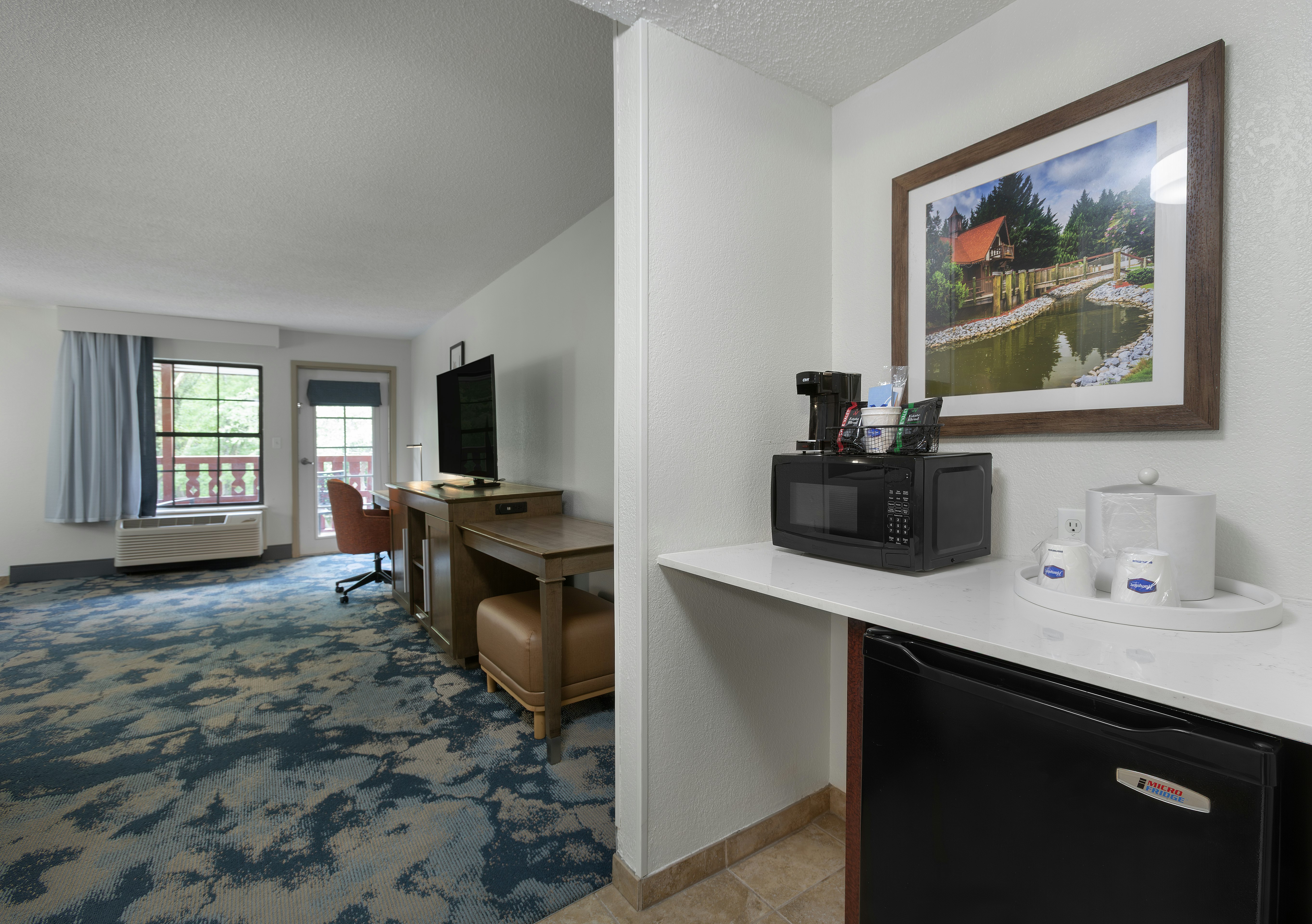 غرفة بسرير كينج بحوض جاكوزي، Hampton Inn Helen 3/3