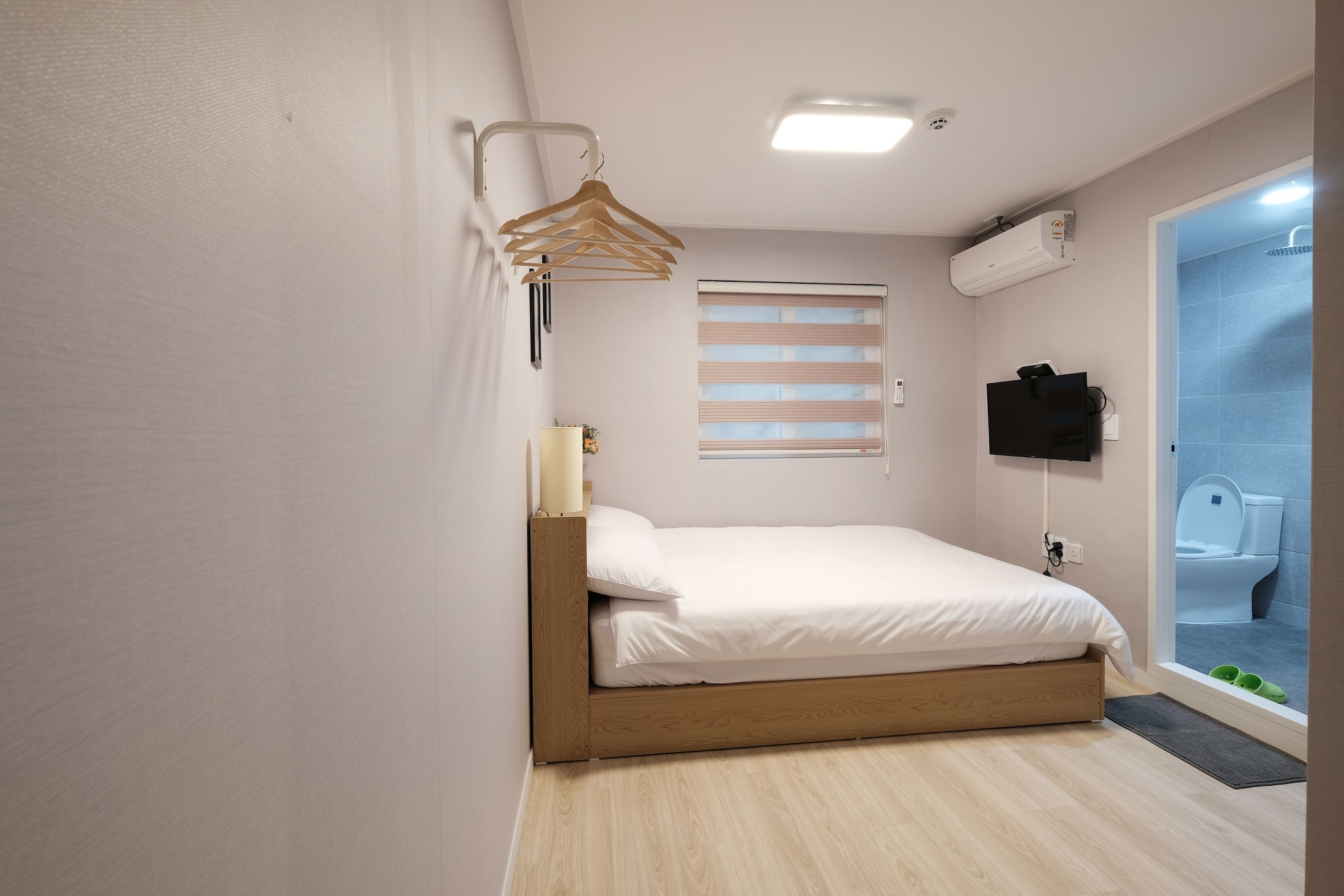 ROOM, DOUBLE BED