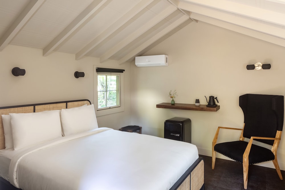Cabin, Queen Bed, Road Side