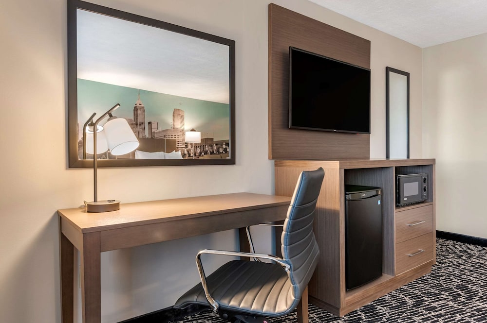 Clarion Pointe Indianapolis Airport 54/64