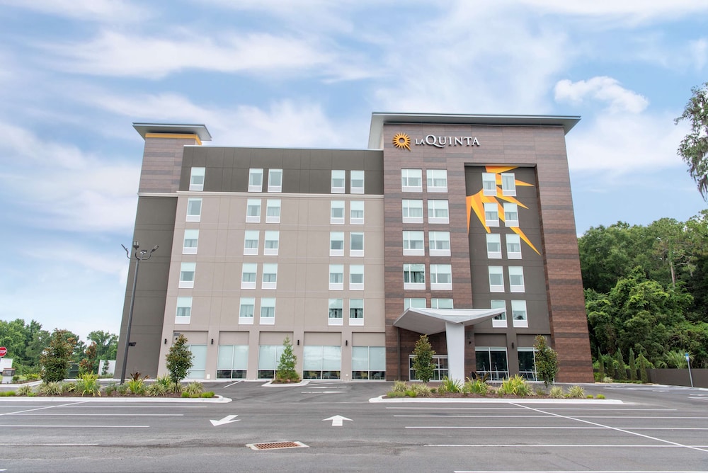 La Quinta Inn & Suite by Wyndham Lake City 5/29