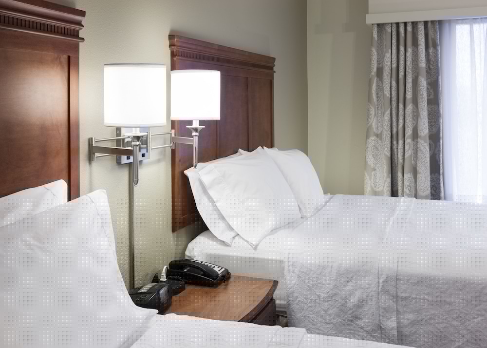 Hampton Inn Suites Davenport 17/41