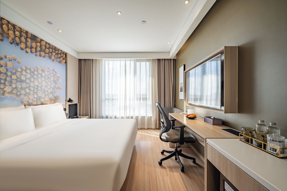 DELUXE, KING BED