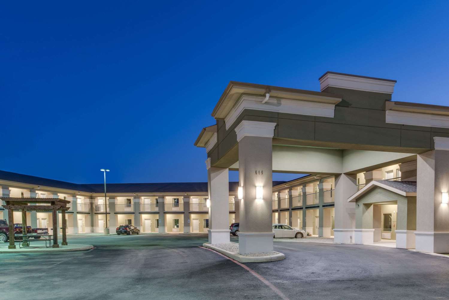 Super 8 by Wyndham Cotulla TX 4/10