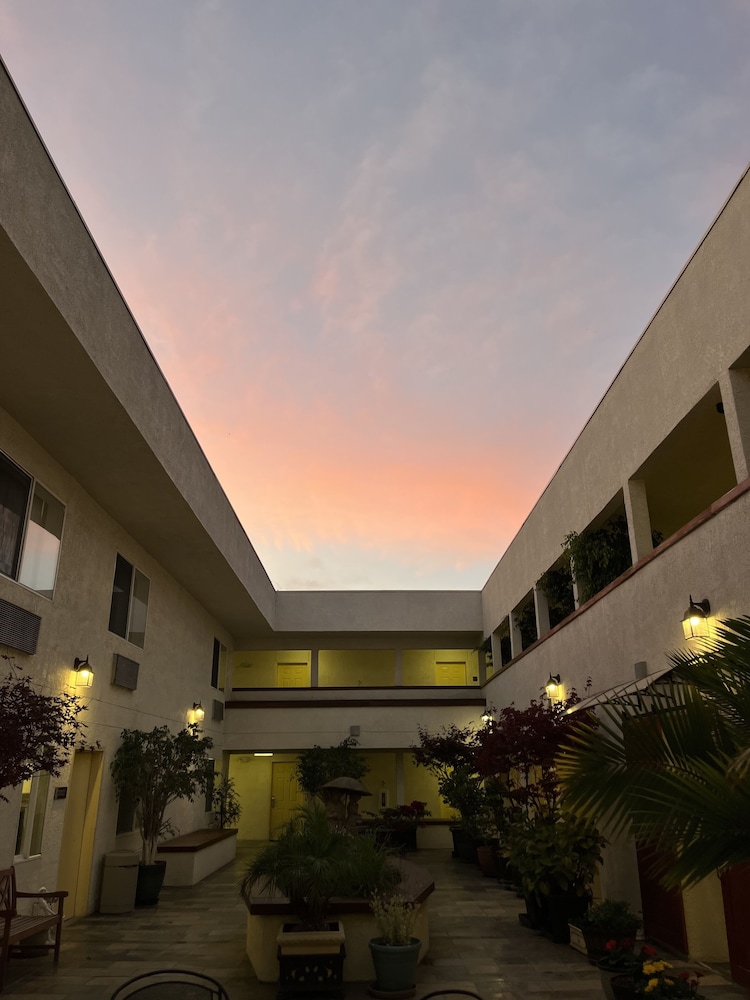 Airport Inn 1/52