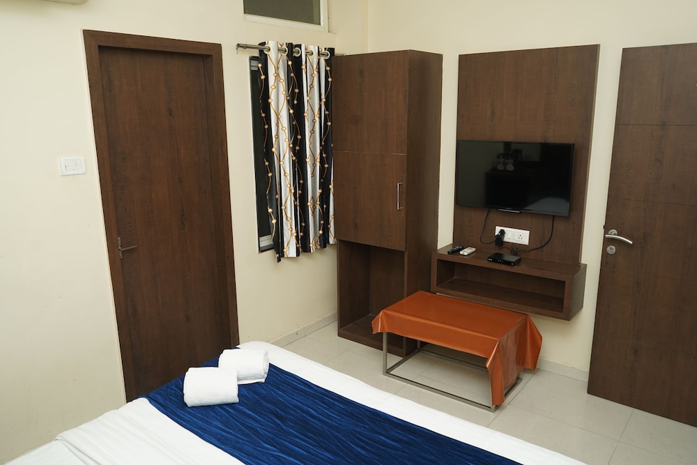 Oyo 4116 Hotel Satyug 15/25