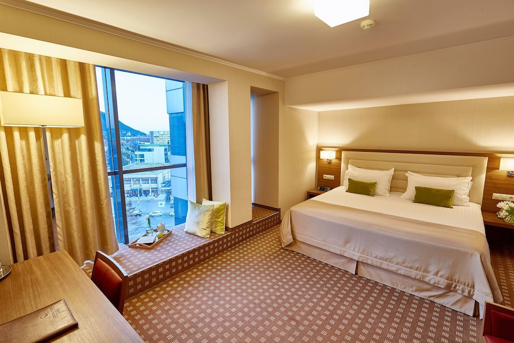 CENTRAL PLAZA HOTEL 7/50