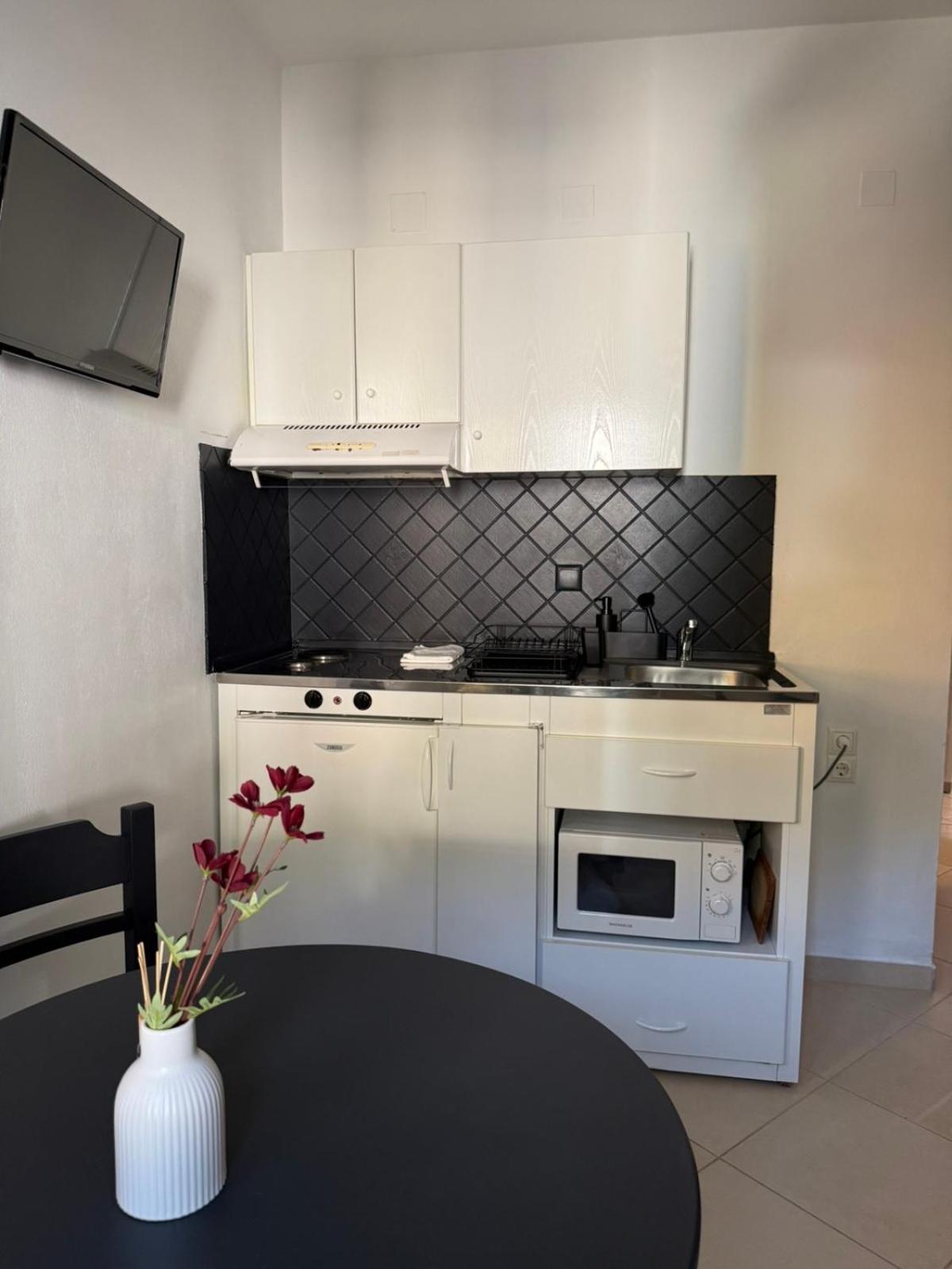 SIFAKIS HOUSE 6/65