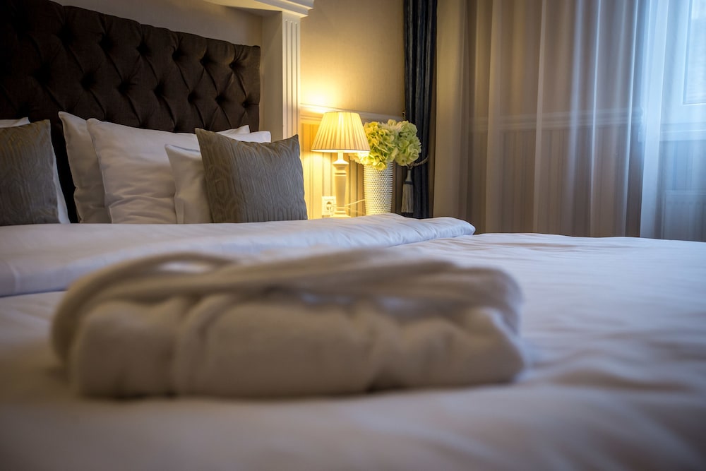 Queen's Court Hotel and Residence photo2