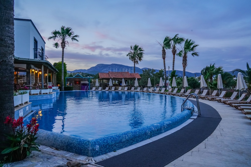 Amilla Beach Resort 50/50