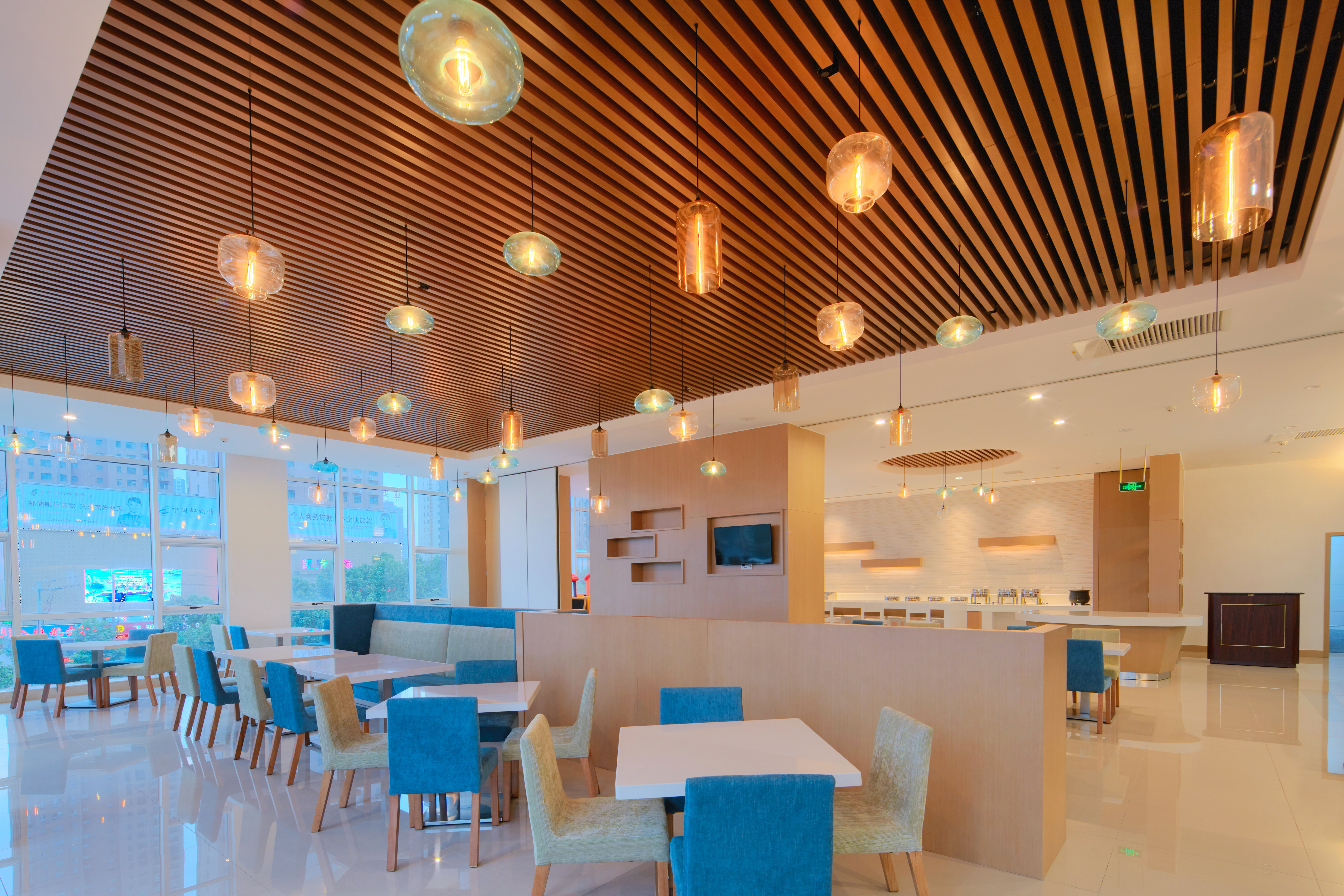 HOLIDAY INN EXPRESS LUOYANG YICHUAN 37/56