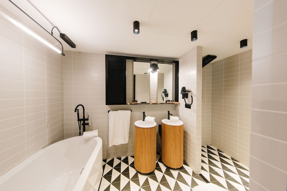 Hotel 21, Tbilisi 54/57