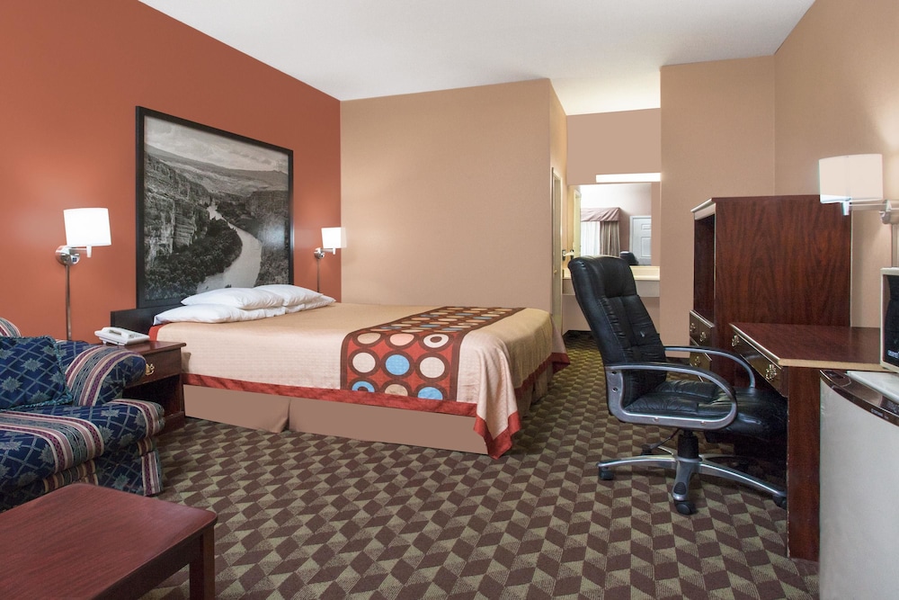Super 8 by Wyndham Bastrop TX 10/17