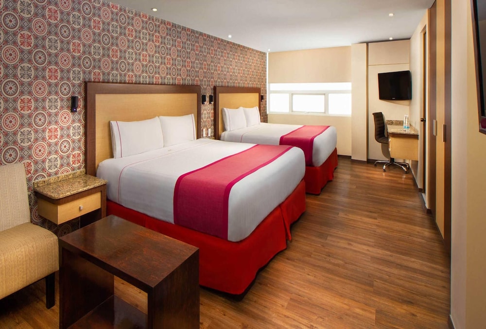 SUITE, MULTIPLE BEDS