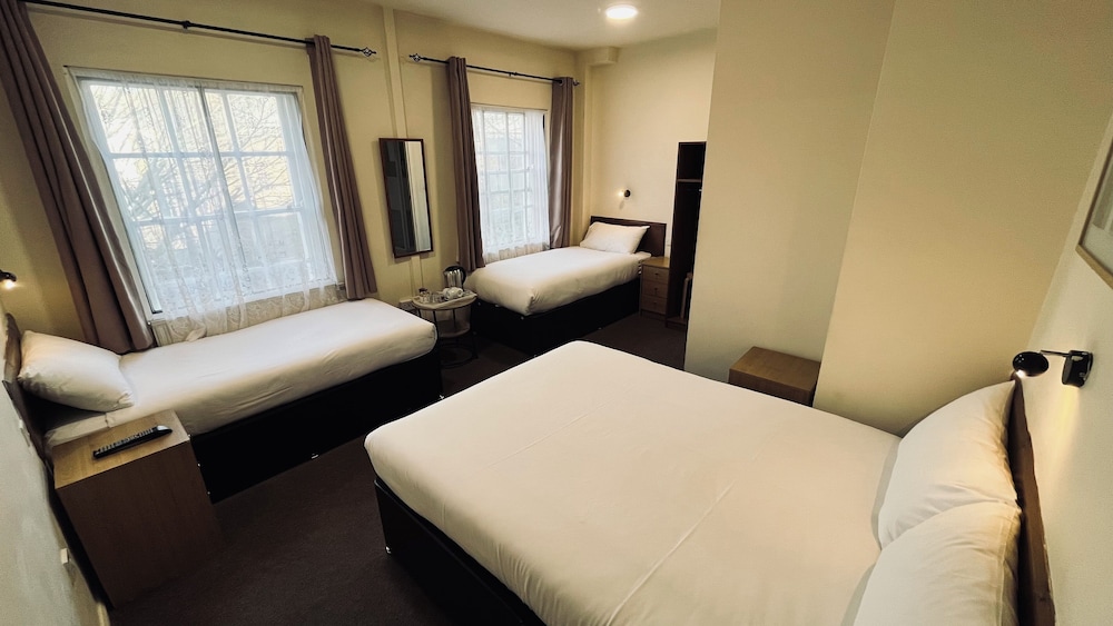 ROOM, QUADRUPLE