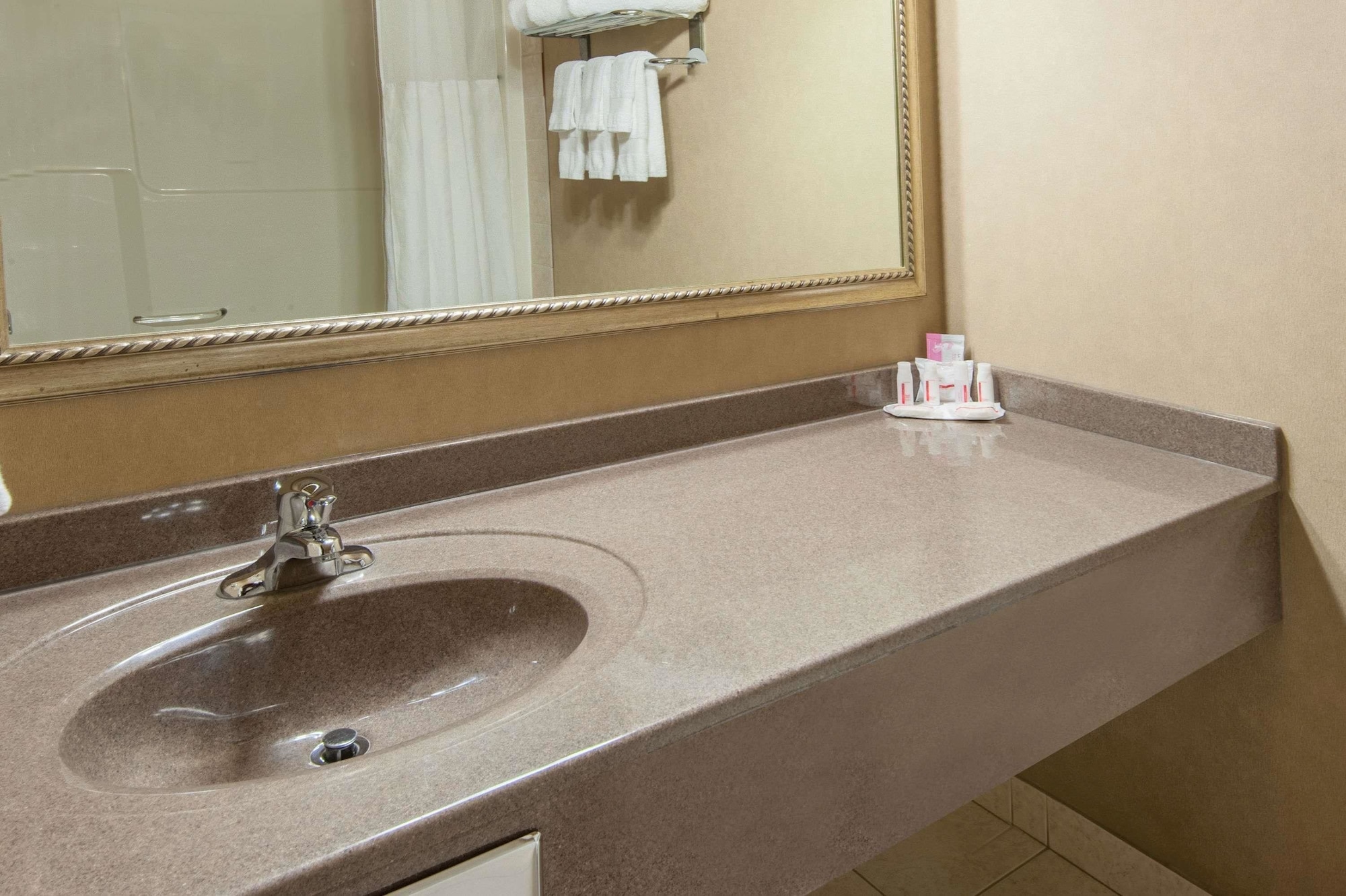 غرفة بسرير كينج مع أريكة، Ramada By Wyndham Drumheller Hotel & Suites 5/7