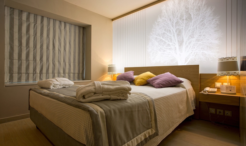 Suite, Double Bed, Sofa, Pool Access